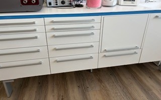 Möbelzeile Ausstellung Loran Blau